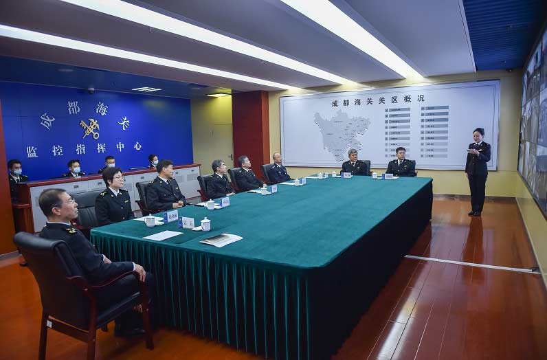 海關(guān)總署副署長(zhǎng)王令浚在成都海關(guān)調(diào)研