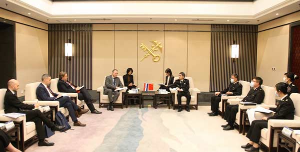 海關(guān)總署副署長王令浚21日會見到訪的克羅地亞外交部國務(wù)秘書馬圖斯奇