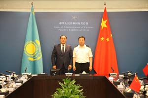 海關(guān)總署副署長(zhǎng)孫玉寧于5月11日在署會(huì)見(jiàn)來(lái)華訪問(wèn)的哈薩克斯坦共和國(guó)農(nóng)業(yè)部部長(zhǎng)卡拉舒克耶夫