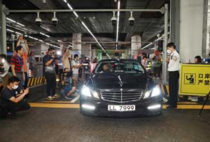 “港車北上”政策落地實施 首輛香港單牌車經(jīng)大橋口岸進入廣東