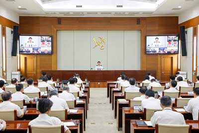 海關(guān)總署黨委書記俞建華講授主題教育專題黨課 - 《高舉旗幟 走在前列 步調(diào)一致 走好踐行“兩個(gè)維護(hù)”第一方陣》