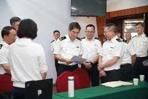 海關(guān)總署副署長(zhǎng)王令浚在天津海關(guān)調(diào)研