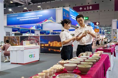 深圳寶安機場海關(guān)為“文博會”參展企業(yè)提供展品通關(guān)、駐場監(jiān)管服務(wù)等一站式服務(wù)