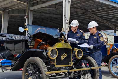 三輛百歲“FORD”牌古董汽車快速通關
