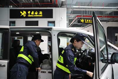 橫琴口岸聯(lián)合一站式車道一年驗放車輛超259萬輛次（圖）