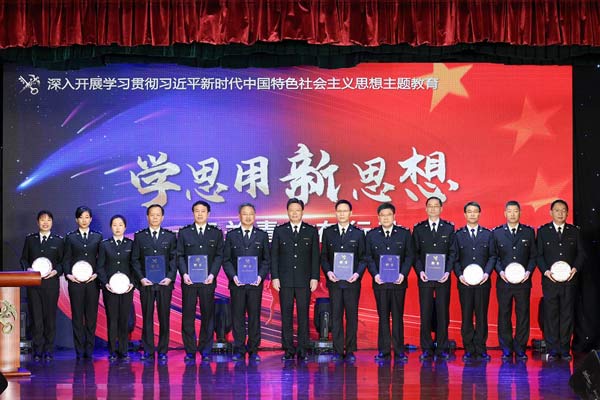 海關(guān)總署署長俞建華為各研學組導師頒發(fā)聘書