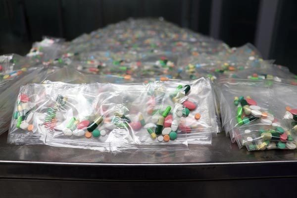 煙臺海關一次性查獲“三無”減肥產品超5萬粒，滿滿兩大箱 