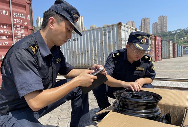 “炎”值擔當 重慶港海關高溫保通關