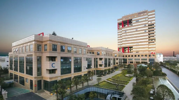 7月25日下午，代表團(tuán)來到上海微創(chuàng)集團(tuán)總部參觀了企業(yè)總部展廳，了解學(xué)習(xí)微創(chuàng)集團(tuán)在高端醫(yī)療器械領(lǐng)域的持續(xù)創(chuàng)新能力和業(yè)務(wù)運(yùn)營(yíng)能力