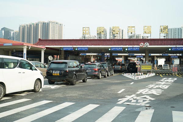 暑期拱北海關(guān)驗(yàn)放港澳跨境客車超百萬輛次