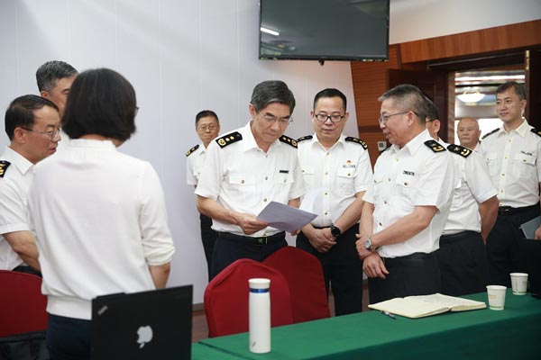 海關(guān)總署副署長王令浚在天津海關(guān)調(diào)研