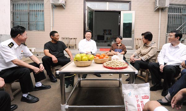 俞建華在河南魯山縣蔡莊村調(diào)研海關(guān)支持鄉(xiāng)村振興情況