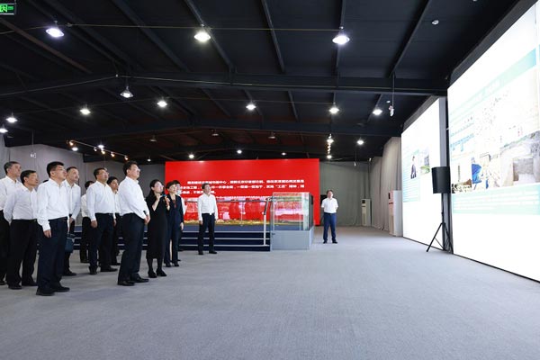 俞建華到北京城市副中心規(guī)劃展廳參觀