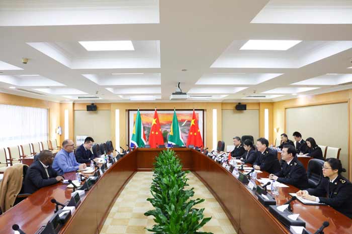 海關總署署長俞建華會見世界海關組織（WCO）理事會主席、南非稅務署署長愛德華·基斯維特（圖）