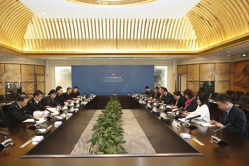 海關總署署長俞建華會見聯(lián)邦快遞集團總裁兼首席執(zhí)行官芮思博（圖）