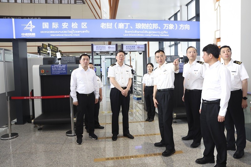 俞建華在磨憨鐵路口岸旅檢現(xiàn)場調(diào)研