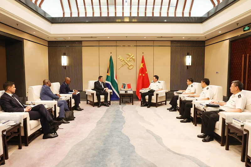 海關(guān)總署署長(zhǎng)俞建華會(huì)見南非農(nóng)業(yè)部部長(zhǎng)約翰·斯汀霍森（圖）