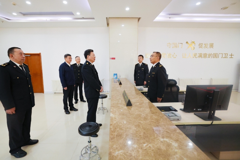 俞建華一行在包頭海關業(yè)務大廳調研