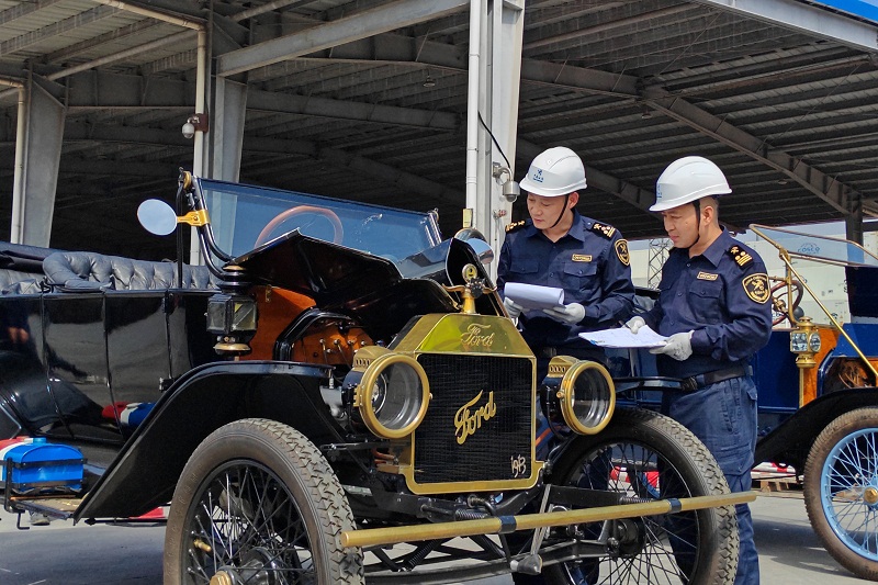 三輛百歲“FORD”牌古董汽車快速通關(guān)