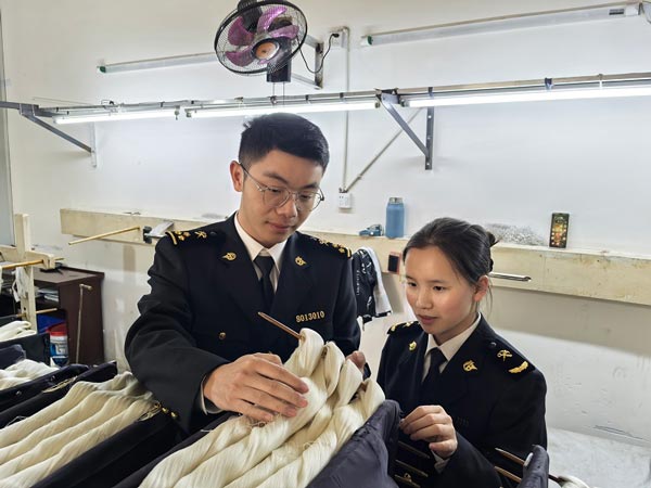 黔江關(guān)員到桑蠶絲綢企業(yè)開展現(xiàn)場監(jiān)管