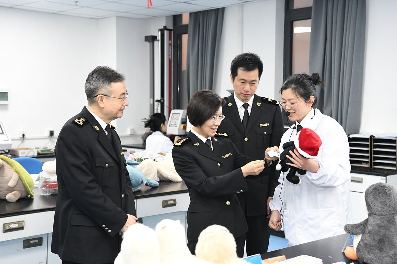 孫梅君調(diào)研上海海關(guān)檢測(cè)技術(shù)中心建設(shè)情況