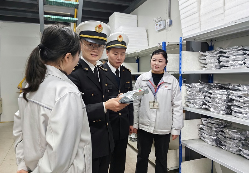 寧波海關關員實地走訪企業(yè)宣貫保稅研發(fā)政策