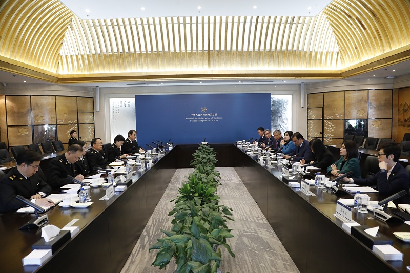 海關(guān)總署副署長吳海平會見聯(lián)邦快遞集團總裁兼首席執(zhí)行官芮思博（圖）