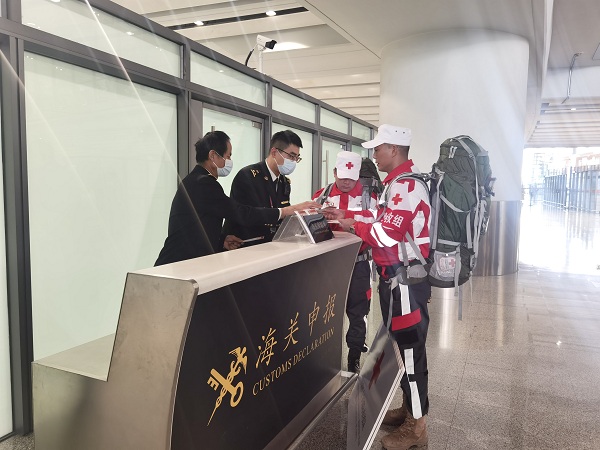 海關(guān)關(guān)員在昆明機(jī)場(chǎng)口岸快速驗(yàn)放中國紅十字國際救援隊(duì)隊(duì)員及相關(guān)救援設(shè)備