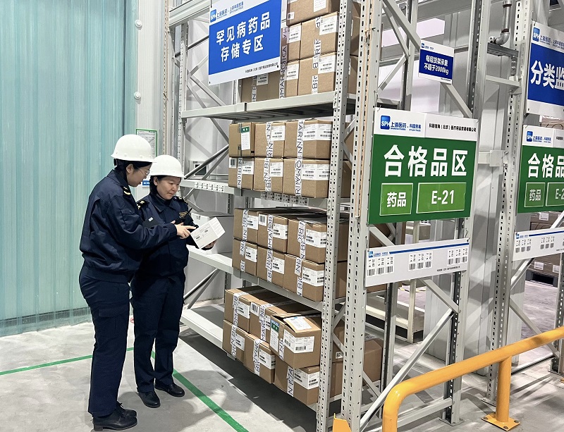 圖為：天竺海關赴企業(yè)倉庫實地調研罕見病藥品通關現狀