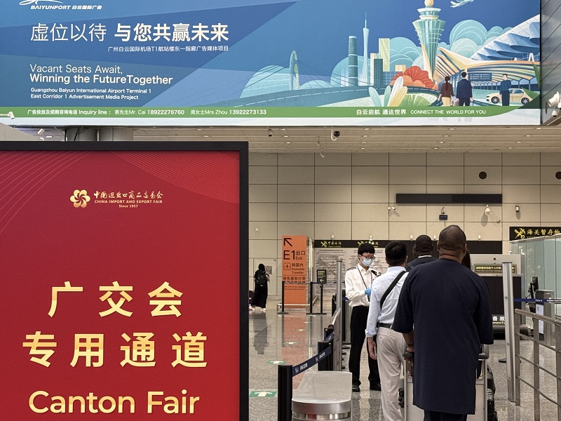 圖為：廣州海關(guān)所屬廣州白云機(jī)場海關(guān)保障第137屆廣交會期間進(jìn)出境旅客暢順通關(guān)。