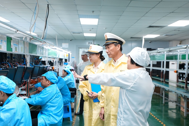 圖說：關(guān)員到三防手機生產(chǎn)企業(yè)開展調(diào)研