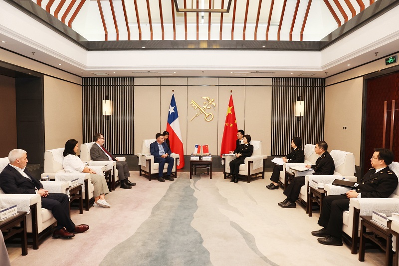 海關(guān)總署署長孫梅君會見智利農(nóng)業(yè)部長埃斯特萬·巴倫蘇埃拉