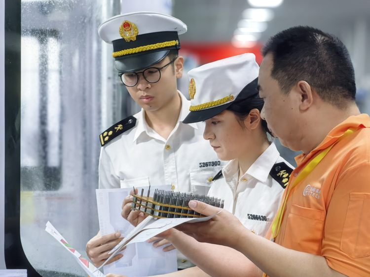 圖為海關(guān)關(guān)員到企業(yè)調(diào)研