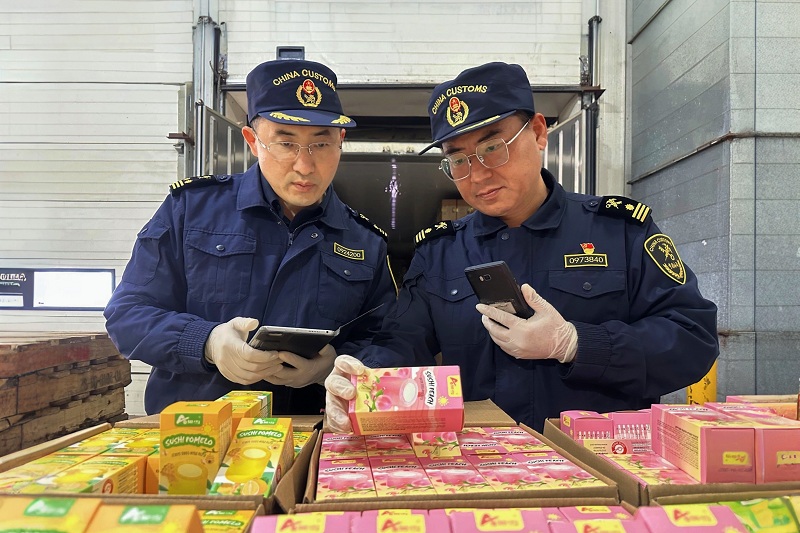 海關(guān)關(guān)員對出口冰淇淋制品開展查驗工作